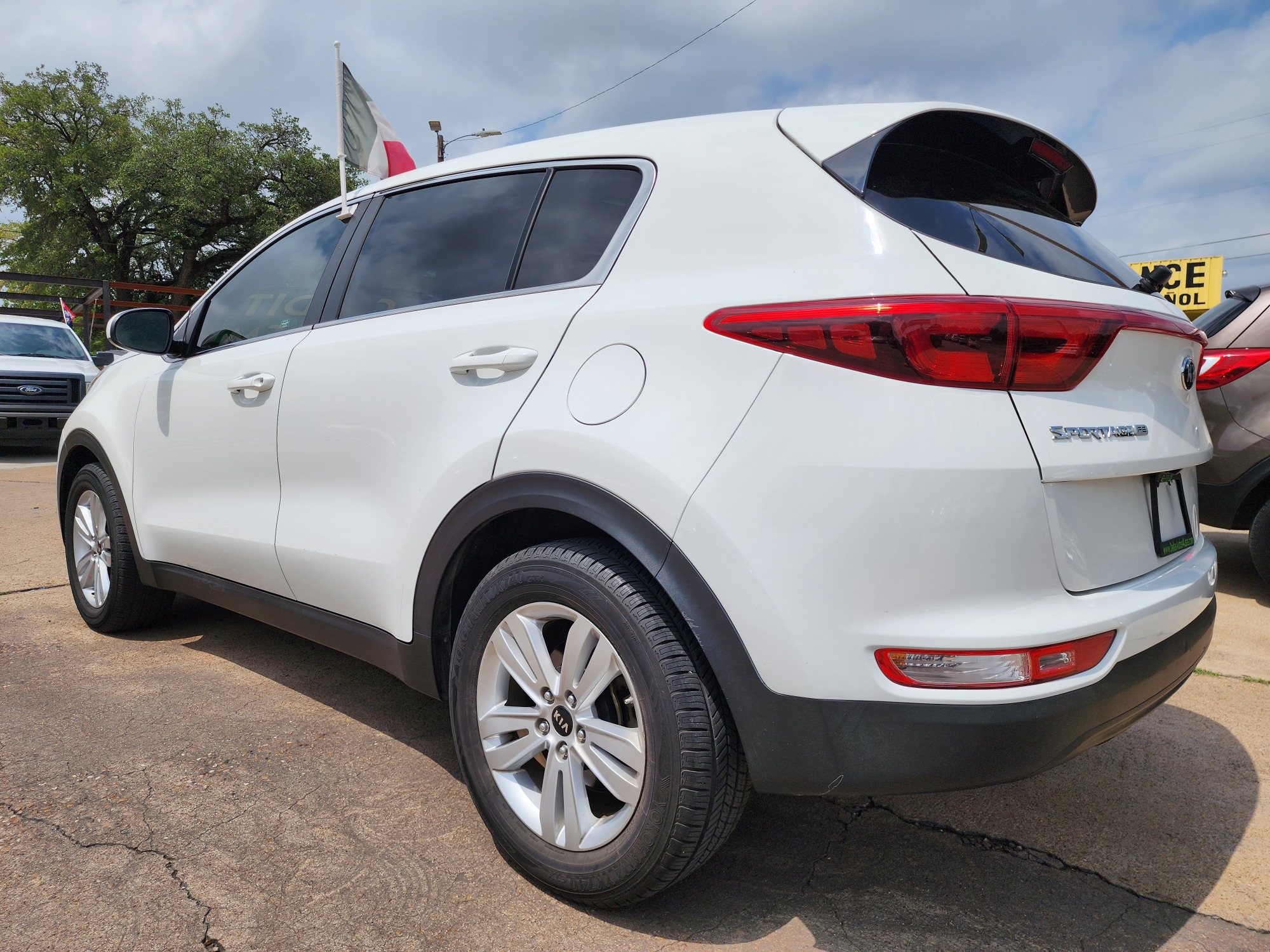 2017 WHITE Kia Sportage LX (KNDPM3AC2H7) with an 2.4L V6 DOHC 24V engine, 6A transmission, located at 2660 S.Garland Avenue, Garland, TX, 75041, (469) 298-3118, 32.885551, -96.655602 - Welcome to DallasAutos4Less, one of the Premier BUY HERE PAY HERE Dealers in the North Dallas Area. We specialize in financing to people with NO CREDIT or BAD CREDIT. We need proof of income, proof of residence, and a ID. Come buy your new car from us today!! This is a SUPER CLEAN 2017 KIA SPORTA - Photo #5